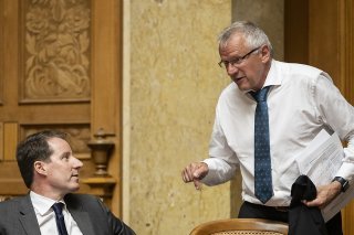 Le National ne veut ni de l'initiative pour une retraite à 66 ans, ni d'un contre-projet. L'UDC (à gauche, son chef de groupe Thomas Aeschi) et le Centre (à droite, le député Benjamin Roduit) n'ont pas voulu suivre le PLR.